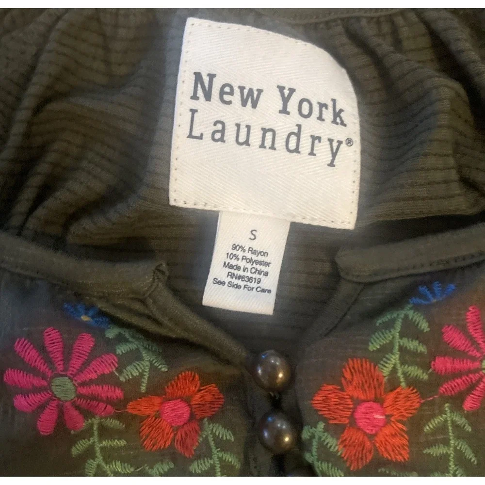 New York Laundry‎ Women's Size S Knit Top Green Floral Embroidery Raglan Sleeves